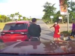 Nữ tài xế đỗ ô tô giữa đường mua rau, bị nhắc nhở còn ngoan cố