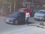 Tài xế ô tô nổi đóa với thanh niên đi lững thững sang đường