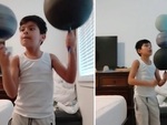 Cậu bé làm xiếc với quả bóng