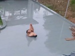 Video hài nhất tuần qua: Chàng trai chơi trò trẻ con khi tắm mưa