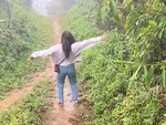 Cô gái ngã dập mông vì đường trơn