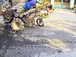 Chàng trai lái máy cày lộn santo khi bị con lươn ngáng đường