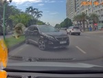 Ô tô đi ngược chiều ở Hà Nội bị ép quay đầu chạy đúng luật
