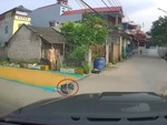 Tài xế ô tô nổi quạu khi người dân lấy cục bê tông chặn đường phơi lúa
