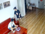 Vợ cười tít mắt khi được chồng cưng chiều