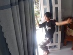 Thanh niên hoảng hồn khi selfie lúc trời mưa