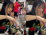 Cô gái hóa đá khi bị cua biển kẹp