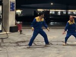 Nhân viên cây xăng trổ tài tỉ thí võ công