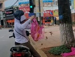 Cô gái dừng xe máy mua chim rồi phóng sinh trước mặt người bán
