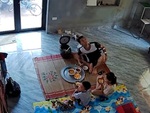 Bố phản xạ xuất thần cứu hai con thoát chết khi trần nhà sập