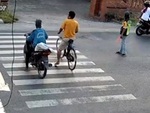 Ngã xe máy vì gặp thanh niên đi xe đạp sang đường kiểu ngược đời