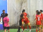 Cầu thủ nhí đòi solo với đối thủ, bị trọng tài dạy cho một bài học