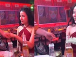 Cô gái ngượng đỏ mặt vì tưởng chàng trai tặng bao cao su