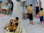 Hai bố con phản ứng cực nhanh khi thấy 'nóc nhà' làm rơi chai nước