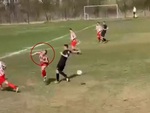 Cầu thủ có màn ăn vạ tấu hài
