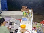 Cô gái giật mình ngã khi bị chàng trai ngắm nhìn đắm đuối