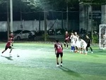 Pha vấp cỏ ghi bàn siêu hài