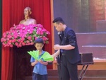 Cậu bé ngơ ngác khi bị chàng trai làm ảo thuật troll