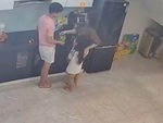 Con gái ghen tị khi bố cưng chiều mẹ hơn
