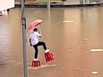 Chàng trai 'vồ ếch' vì sáng kiến đi qua đường ngập