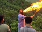 Chàng trai cháy râu khi trổ tài ngậm xăng phun lửa