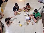 Bố đứng hình khi con gái nhảy vũ điệu làng lá đá bay mâm cơm