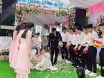 Cô dâu tung hoa cưới bị chú chó đốn ngã