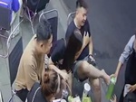 Nam nhân viên ngã dập mông vẫn giữ được ly nước cho khách