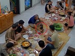 Tiếc hùi hụi khi bình rượu thơm đãi khách chưa kịp uống thì vỡ toang