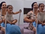 Mẹ cho con gái lượn tàu lượn siêu tốc tại gia