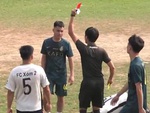 Cầu thủ ao làng đòi ăn thua đủ với trọng tài khi bị rút thẻ đỏ