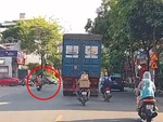 Nữ ninja vượt xe container suýt báo hại người đi đường ở Hà Nội
