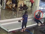 Cô gái ngồi ngơ ngác khi bị ngã dập mông