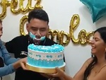 Cô gái trả giá đắt khi úp bánh gato vào mặt bạn trai