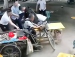 Người đàn ông lái xe ba gác ủi tan hoang quán ăn lề đường