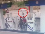 Xe máy không người lái lao vun vút vào cây xăng