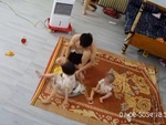 Cả nhà mất ăn khi con gái trượt chân ngã vào mâm cơm