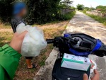 Shipper đứng hình khi khách cho cái túi ni lông 'bự chà bá lửa' đựng đồ