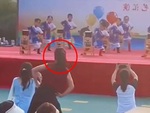 Cô giáo nhảy mẫu nhắc bài cho trò trên sân khấu