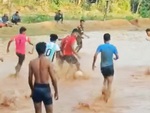 Bóng đá mùa nước nổi của thanh niên trong xóm