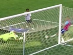 ‘Cầu thủ thứ 12’ nhận thẻ đỏ vì phá bóng trước vạch vôi