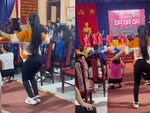 Cô giáo nhảy mẫu cực sung nhắc bài cho trò trên sân khấu