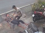 Khách ngủ gật làm gãy ghế khiến chủ tiệm rửa xe hú hồn