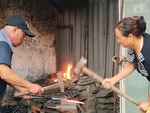 Vợ chồng thợ rèn làm dao phong cách nhạc rock