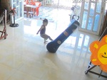 Bé trai hít đất, tập võ nhưng không chịu được đau