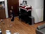 Bé trai đá bóng trong nhà làm vỡ bình rượu thuốc