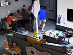 Tuyệt chiêu của vợ chồng trẻ khi con quá bám mẹ