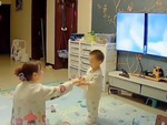 Mẹ đứng hình khi con trai cầm khủng long đập vỡ màn hình tivi