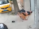 Người đàn ông gặp nạn vì ngồi ghế ngả ngớn