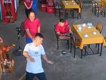 Chàng trai giật nảy người vì bị bạn troll sau lưng